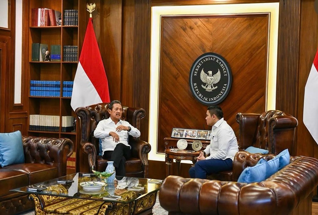 Seskab Teddy Bertemu Menteri KP Trenggono, Bahas Progres 100 Kampung Nelayan