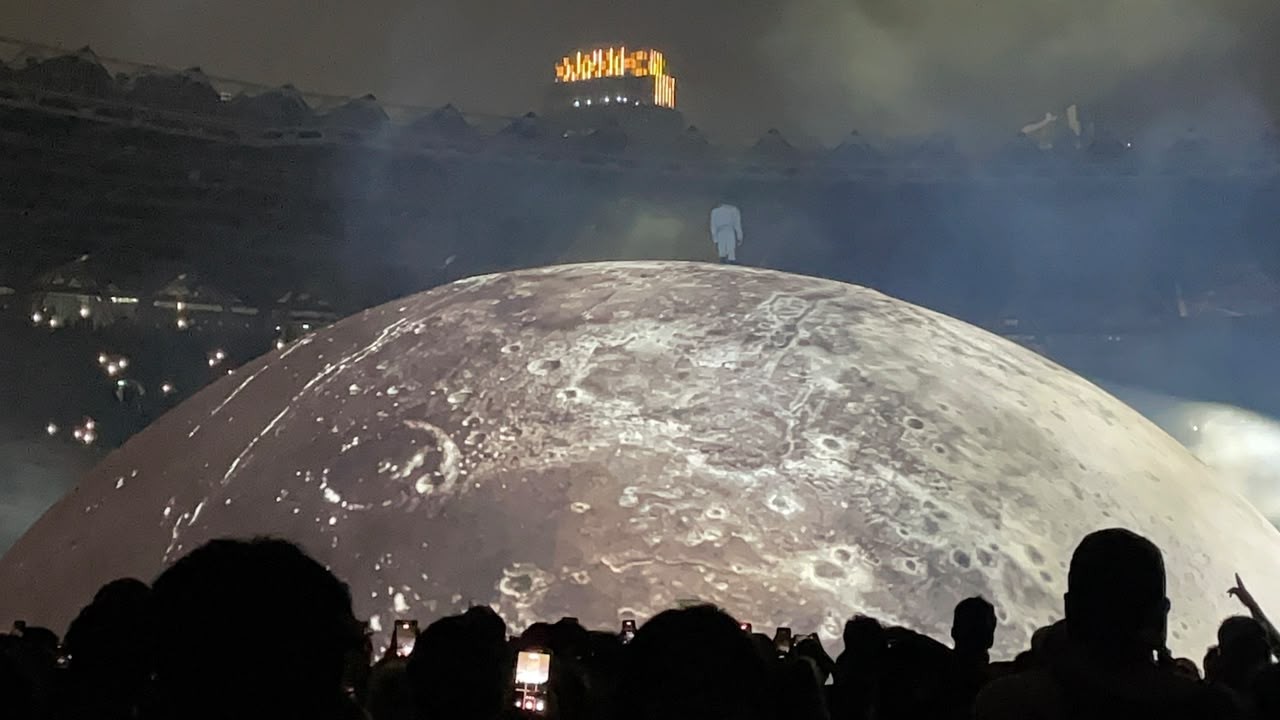GBK Disulap Jadi Planet Luar Angkasa! Kanye West Jelajahi Bumi dan Berdiri di Atas Bulan
