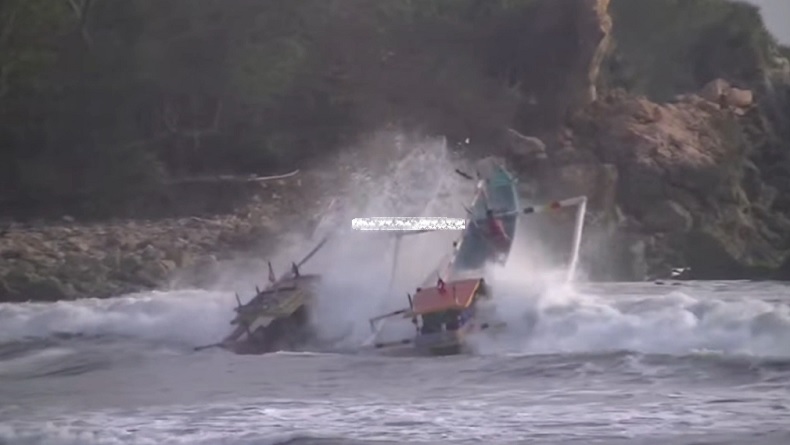 Desakan Ekonomi di Tengah Cuaca Ekstrem, Nelayan Jember Bertaruh Nyawa Terjang Ombak 3 Meter