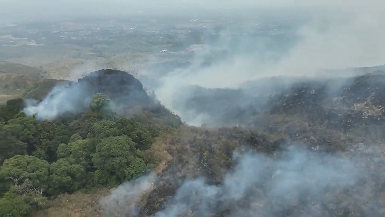 Karhutla Gunung Ciremai Meluas, Petugas Cegah Api Menjalar ke Majalengka