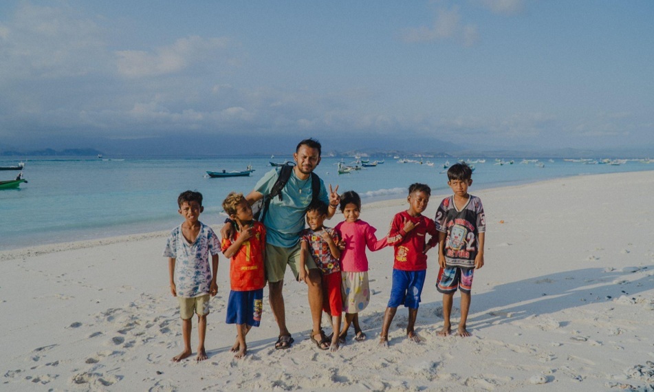 Langkah tim eksplorasi Pesona Alam Timur menelusuri perbukitan di selatan Sumba. (Foto: Pesona Alam Timur)