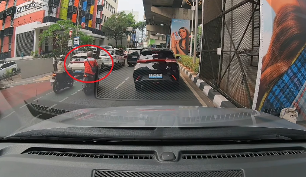 Mobil Listrik Tabrak 4 Kendaraan di Blok M Jaksel, Pengemudi Ojol Terlindas hingga Patah Kaki