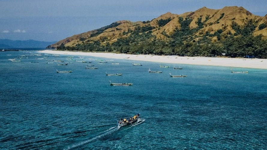 Perahu penyeberangan menuju Salura, direkam dari udara menggunakan drone. (Foto: Pesona Alam Timur)