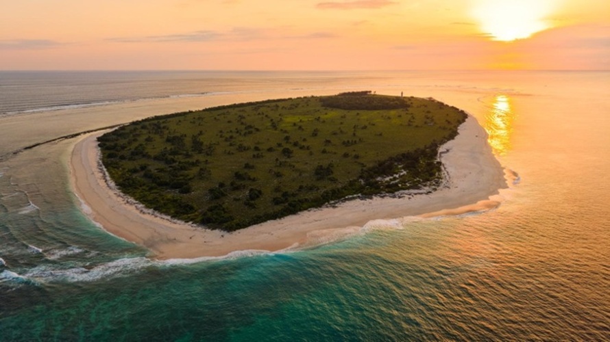 Cahaya keemasan matahari terbenam menyelimuti pesisir Pulau Mangkudu. (Foto: Pesona Alam Timur)