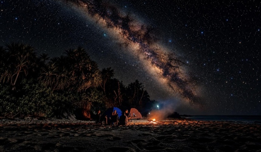 Suasana perkemahan di bawah langit malam dengan bentangan galaksi Bima Sakti. (Foto: Pesona Alam Timur)