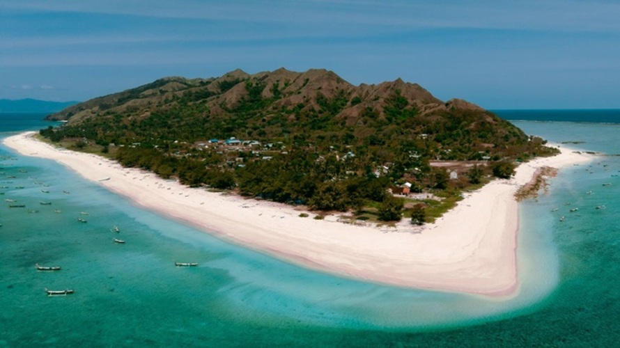 Tiga pulau, satu pesona: keindahan pulau-pulau kecil di selatan Sumba. (Foto: Pesona Alam Timur)