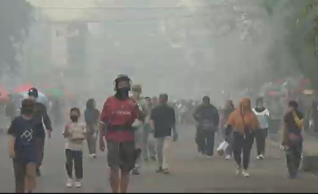 ISPU Tembus Level Bahaya 493, Warga Sampit Nekat Olahraga Terjang Kabut Asap Pekat