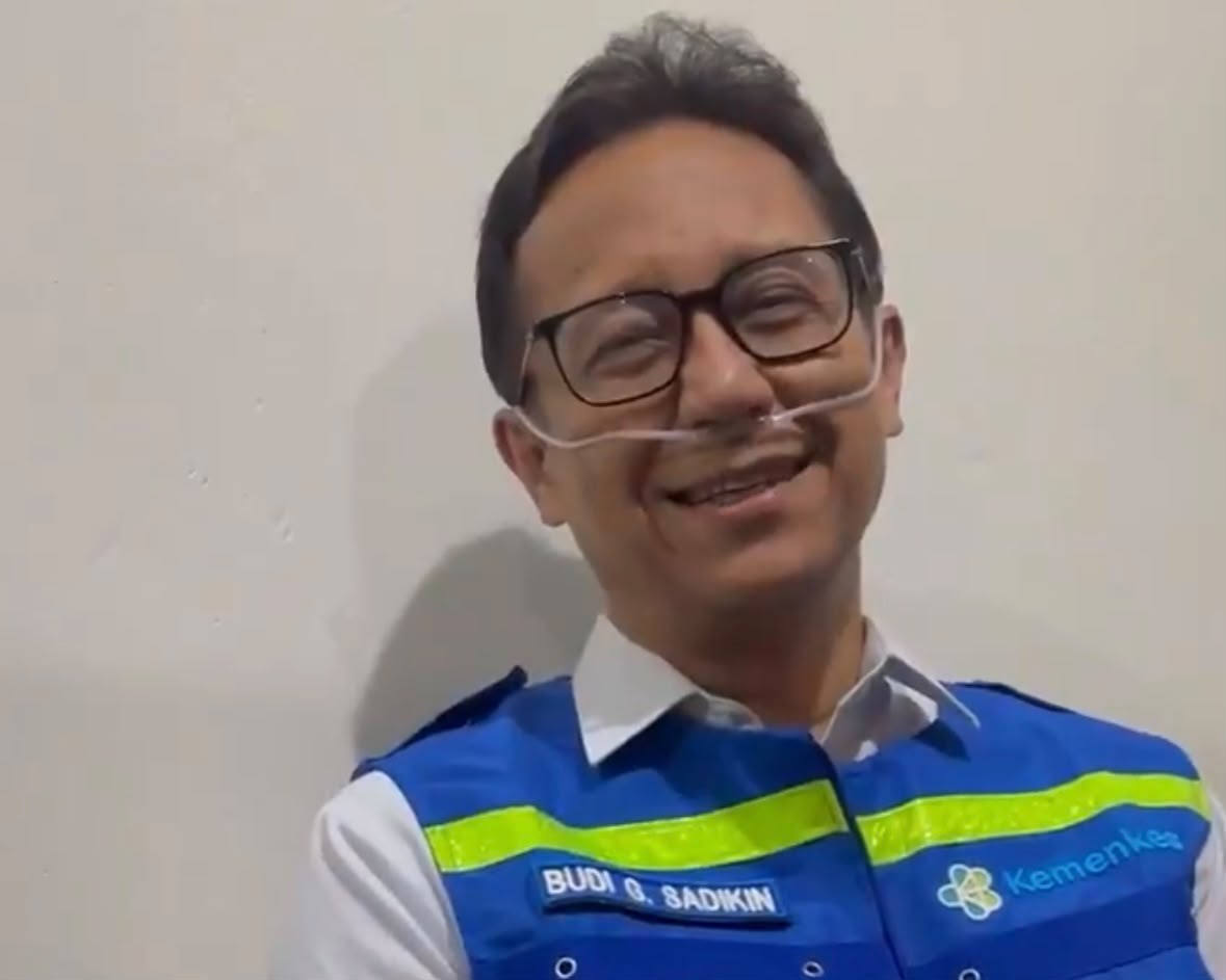 Viral Foto Menkes Budi Pakai Tabung Oksigen di Kalteng, Begini Faktanya