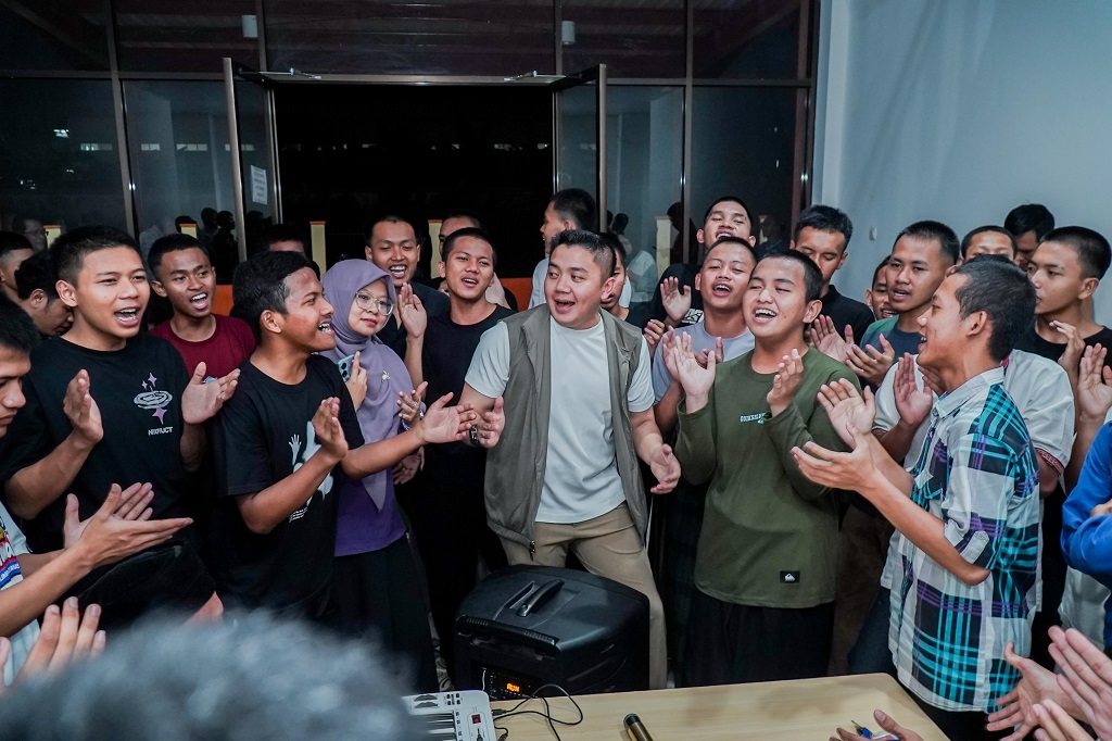 Momen Seskab Teddy Mendadak Kunjungi Sekolah Rakyat, Ikut Nyanyi Bareng Para Siswa