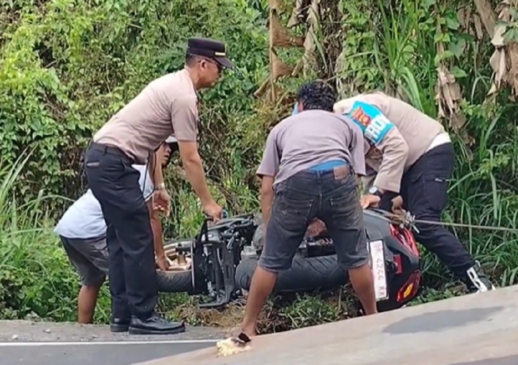 Kocak! WNA Rusia Buang Motor Sewaan gegara Emosi usai Tabrak Minibus di Gianyar