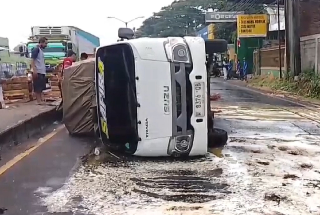 Kecelakaan Truk Angkut Telur Terguling gegara Hindari Pemotor di Pasuruan, Lalin Macet