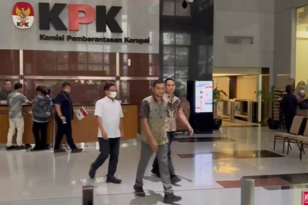 Sestama BNPB Diperiksa KPK 7 Jam terkait Korupsi Dana Bencana, Bawa 2 Tas Besar Isi Apa?