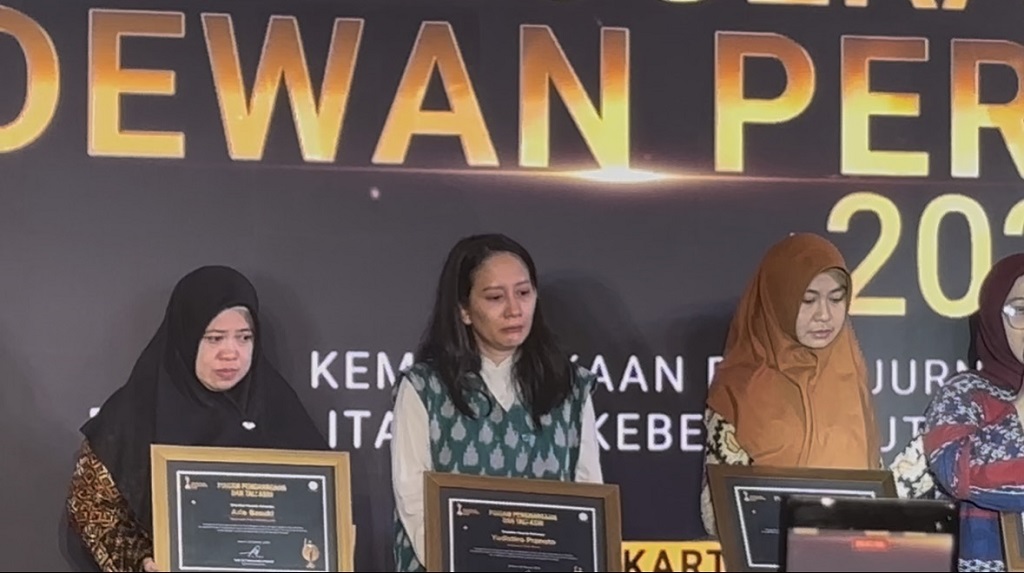 Dewan Pers Beri Penghargaan-Tali Asih untuk 5 Istri Jurnalis Hilang di Sekitar Gunung Anak Krakatau