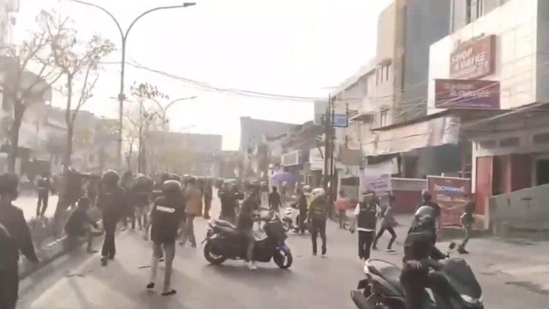 Konvoi Motor Geber Knalpot Berujung Bentrokan dengan Warga di Makassar, 2 Kendaraan Dibakar