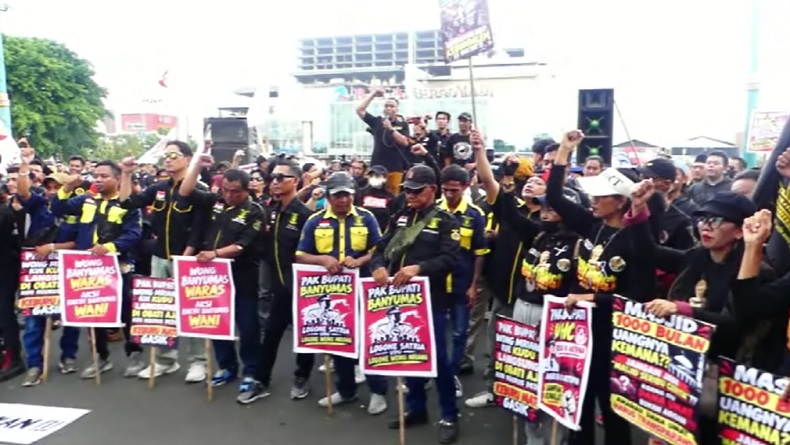 Keranda dan Pocong Warnai Demo UHC di Banyumas, Warga Tuntut Kepastian Berobat