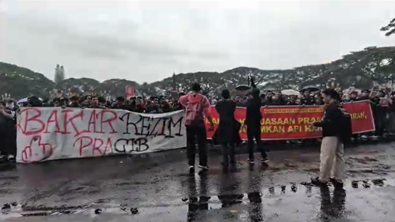 Demo di Malang Diguyur Hujan, Massa Soroti Persoalan Karhutla