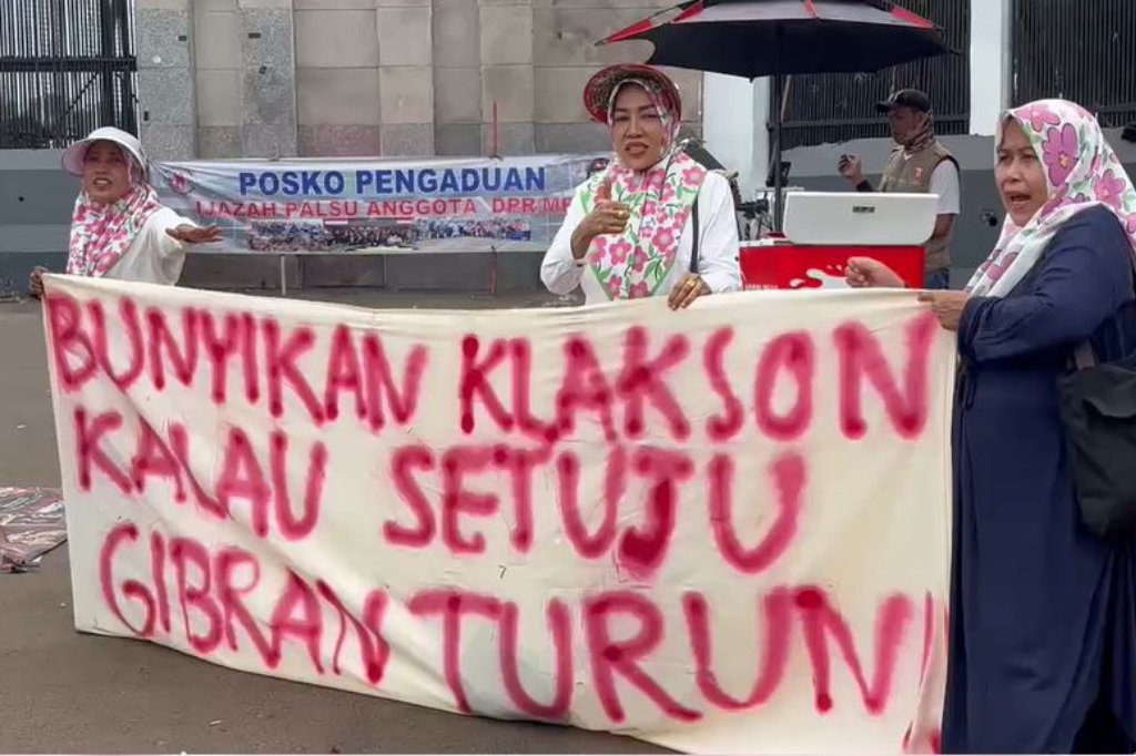 Aksi Emak-Emak di DPR Ajak Pengendara Bunyikan Klakson, Simbol Dukungan Gibran Mundur