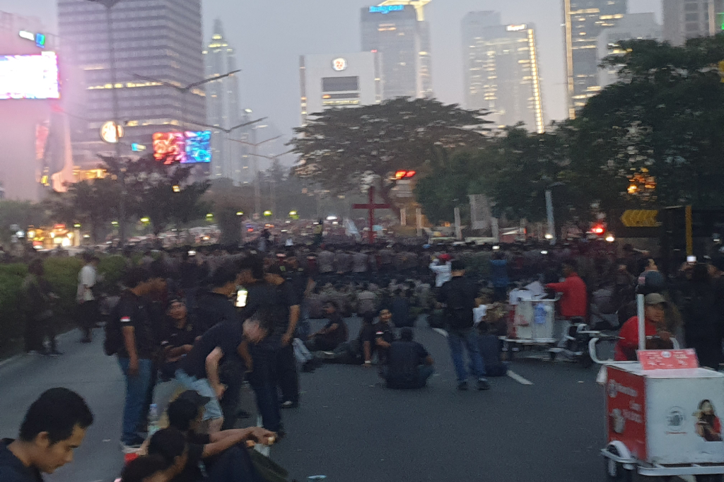 Gerimis Tak Surutkan Aksi Demo Mahasiswa, Polisi Masih Sekat Jalan ke Bundaran HI