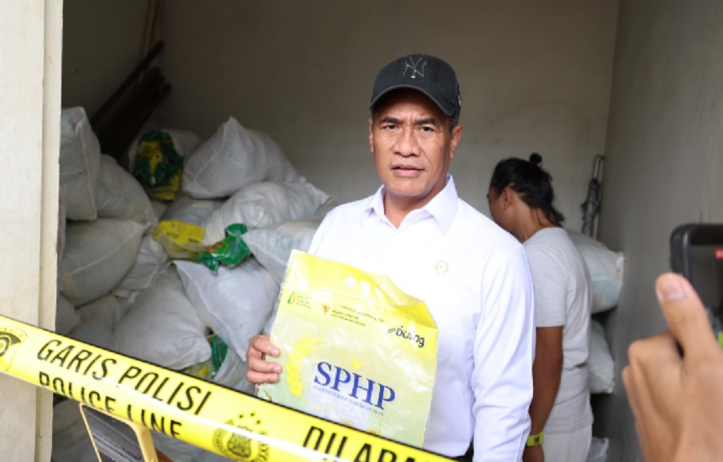 Mentan Amran Ancam Pecat Pegawai Bulog jika Terlibat Oplos Beras SPHP Jadi Premium