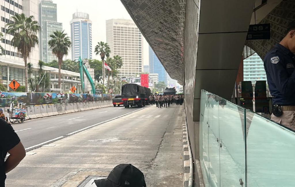 Massa Demo 28 Oktober Padati Bundaran HI, Polisi Alihkan Arus Lalu Lintas