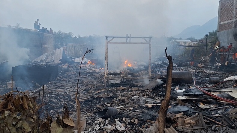 Kebakaran Hebat Gudang Pintu di Mojokerto, Api dari Pembakaran Sisa Kayu