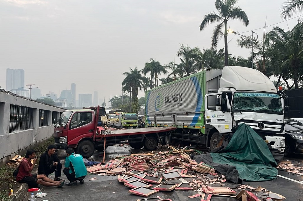 Kecelakaan 2 Truk di Depan Gedung DPR, Keramik Berserakan Bikin Jalan Gatsu Macet Parah