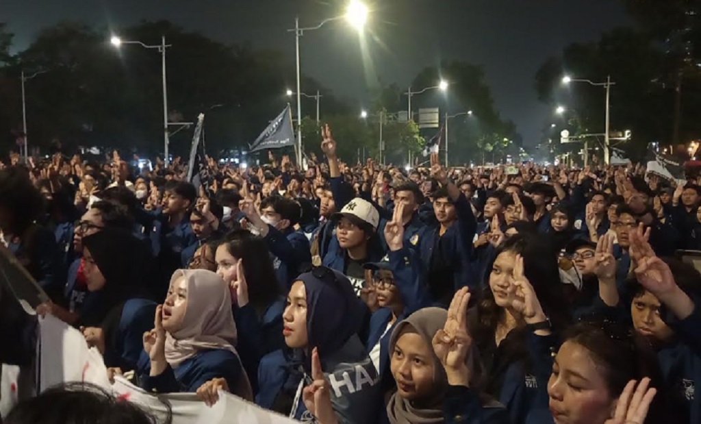 Massa Demo Mahasiswa Membubarkan Diri, Acungkan Salam 3 Jari