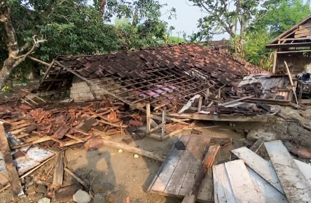 Mencekam! Puting Beliung Terjang 4 Kecamatan di Jombang, Ratusan Rumah Rusak