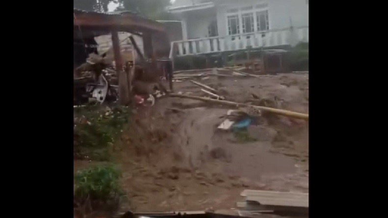Rumah di Cianjur Roboh Diterjang Banjir, Pasutri Luka Tertimpa Bangunan