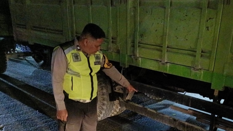 Kecelakaan Mengerikan di Sidoarjo, Pemotor Terseret Truk Gandeng hingga Belasan Meter