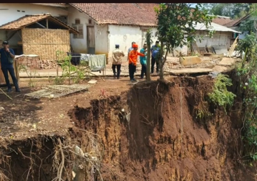 Tebing 30 Meter di Jember Longsor usai Diguyur Hujan Deras, Belasan Rumah Terancam