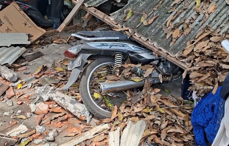 Angin Kencang Terjang Gianyar Bali, Garasi Ambruk Timpa Mobil dan 2 Motor