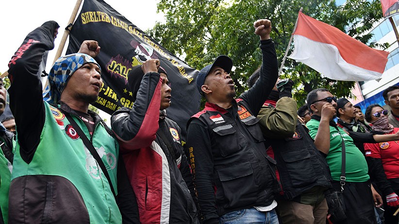 Demo di Cirebon, Driver Ojol Blokade Gerbang Balai Kota 