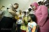 Wakapolri Kunjungi Pengungsi Korban Banjir Jakarta - Bagian 2