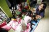 Wakapolri Kunjungi Pengungsi Korban Banjir Jakarta - Bagian 11
