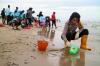 Warga Balikpapan Gotong Royong Bersihkan Pantai Kilang Mandiri - Bagian 2
