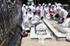 Jelang Debat Pilgub Jatim, Khofifah Ziarah Makam Sunan Ampel  - Bagian 1