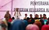 Presiden Jokowi Bagikan Kartu PKH kepada Warga Sulsel - Bagian 2