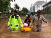 Polsek Kelapa Gading Bantu Warga Lewati Banjir - Bagian 4