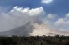 Warga Bersihkan Abu Vulkanik Gunung Sinabung yang Menutupi Rumah dan Jalan - Bagian 3