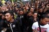 Hindari Bentrok Massa Bonek dan PSHT, Polisi Jaga Ketat PN Surabaya - Bagian 6