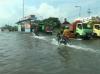 Banjir Setinggi Lutut Orang Dewasa, Jalan Raya Porong Lumpuh
