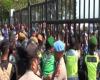 Suporter Persib Sempat Jebol Pintu Stadion GBLA dan Bentrok dengan Aparat