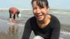 Fenomena Langka, Puluhan Ribu Kerang Putih Terdampar di Pantai Kendal