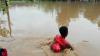 Warga Terjebak Banjir  di Madiun, Makanan Dikirim dengan Cara Berenang
