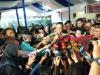 Anies Dapat Cendera Mata Kain Ulos Khas Batak di Gereja HKBP Petojo Grogol