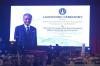 Mahathir Mohamad Serahkan Penghargaan Antikorupsi ke Novel Baswedan