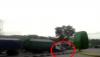 Video Amatir Truk Gandeng Rem Blong Seret Minibus 100 Meter di Semarang