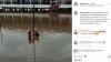 Viral, 3 Murid SD di Sumsel Kibarkan Bendera di Tengah Kepungan Banjir