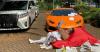 Gaya Hotman Paris Berjemur, Netizen Fokus ke Supercar